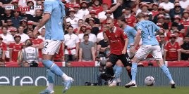 凤凰体育-【足总杯】曼城夺冠！京多安双响曼城2比1胜曼联