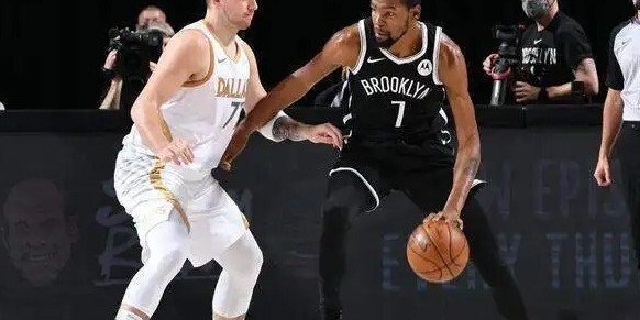 堵更衣室扇东契奇嘴巴，施罗德被禁赛不冤枉，东契奇垃圾话太猛|湖人|国王|卢卡-东契奇|丹尼斯·施罗德|萨克拉门托国王队_新浪体育_新浪新闻